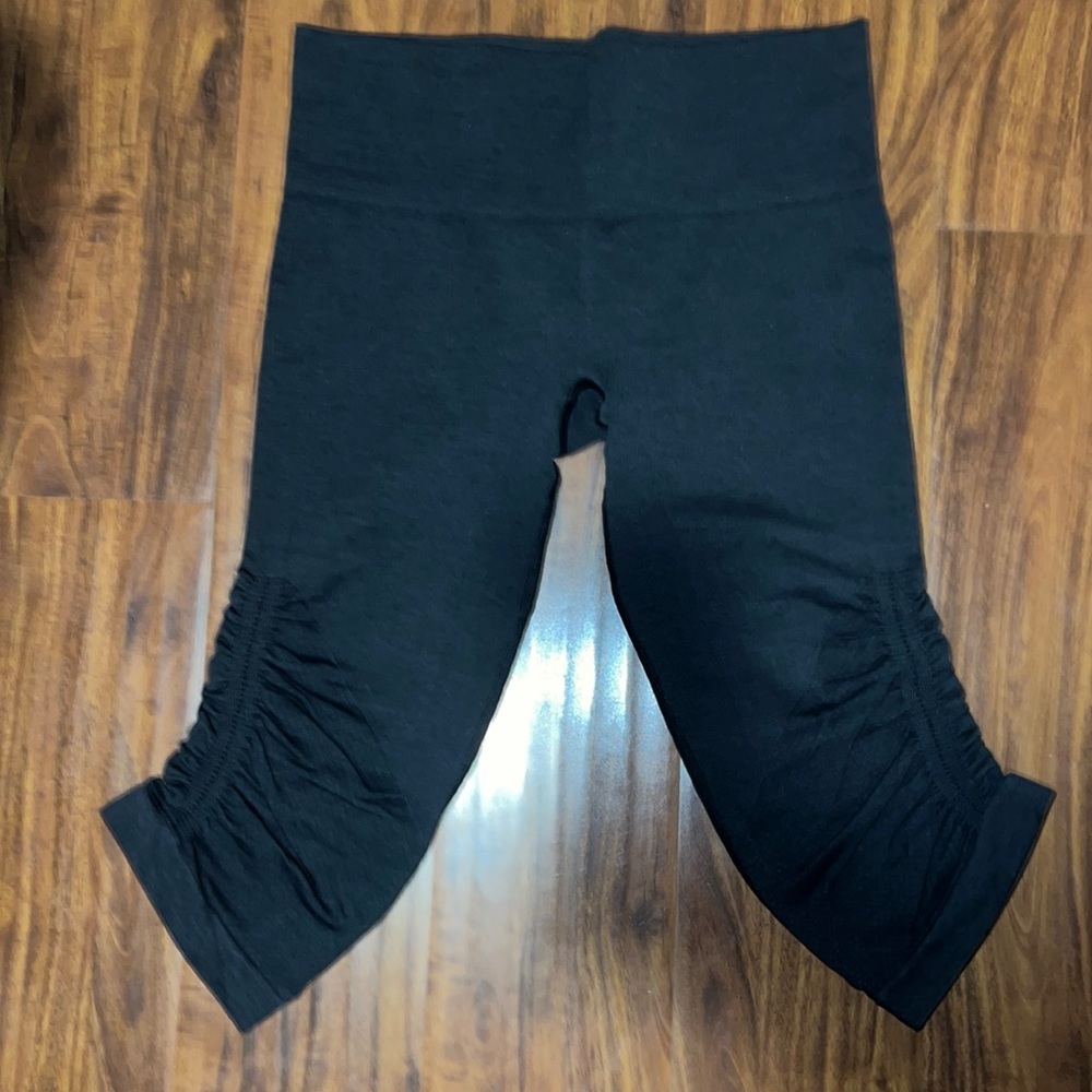 Lululemon Ebb and Flow Crop Capri size 6 like new